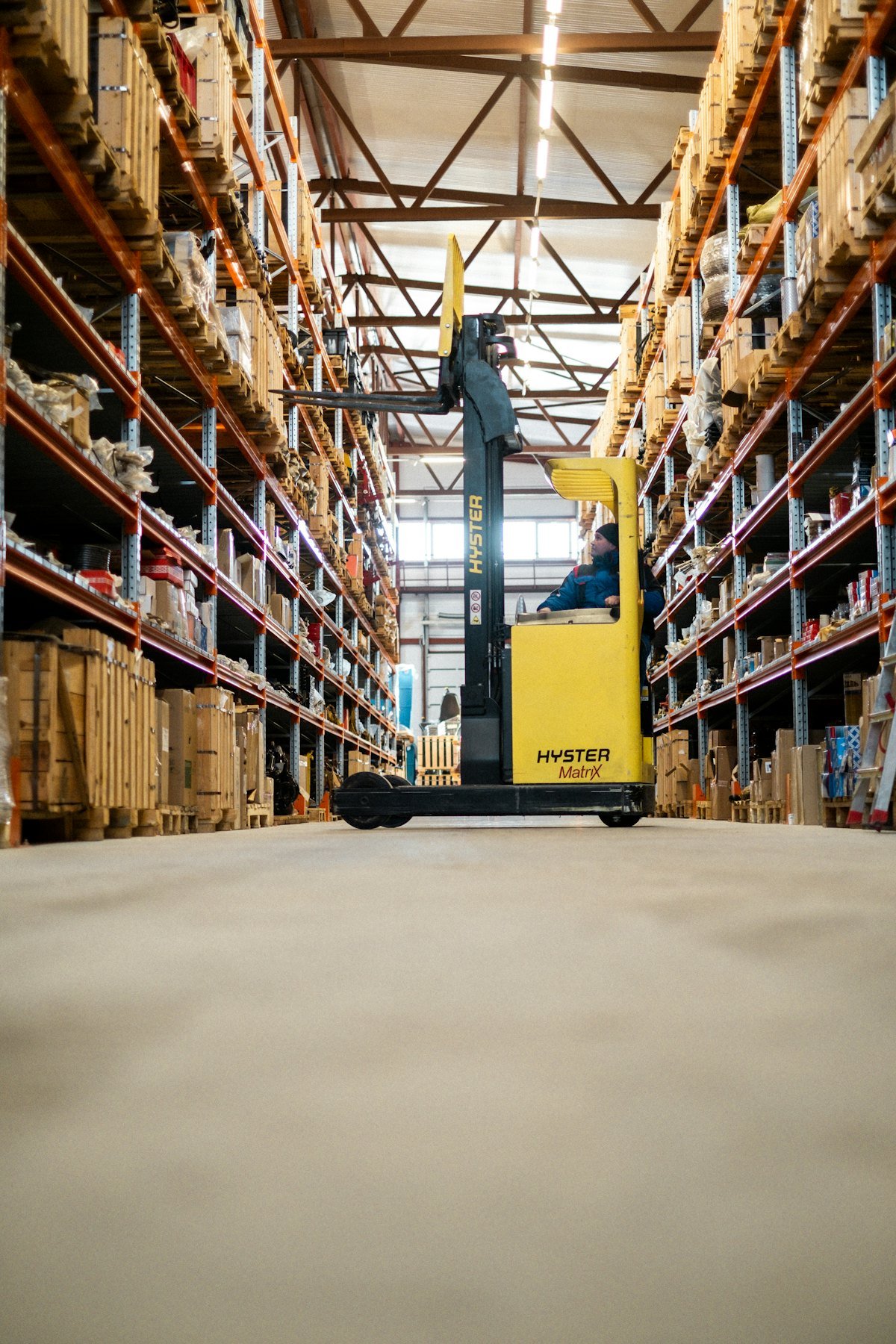 Empilhadeira Hyster em operação dentro de um galpão logístico